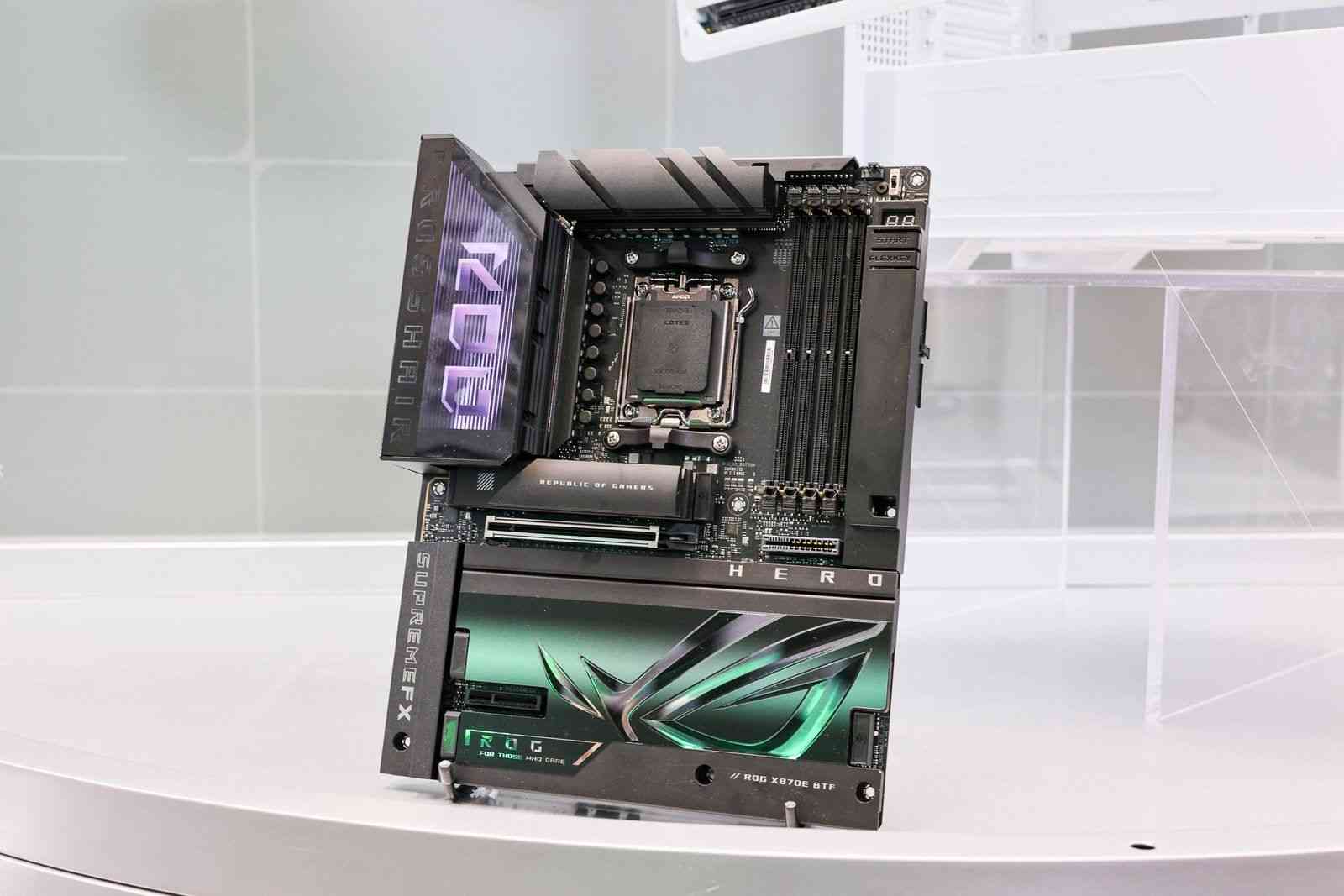 华硕ROG BW2025展台聚焦超频创新与BTF背置科技(图8)