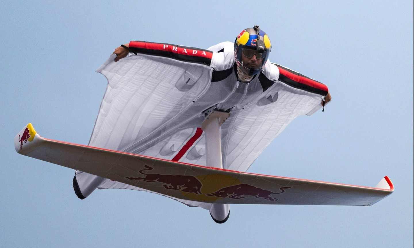 PRADA与Red Bull合作翼装飞行创新纪录 突破性科技助力极限挑战
