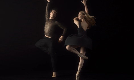 CFCL推出芭蕾舞剧联名胶囊系列 透明纱线打造优雅日常服饰